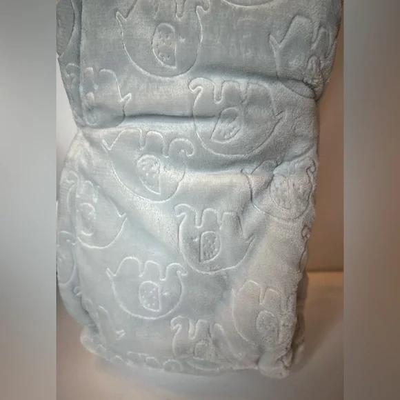 New Warm And Cozy Embossed Baby Blanket Elep Neck Pillow Set 30x40 White Fleece - Picture 6 of 8